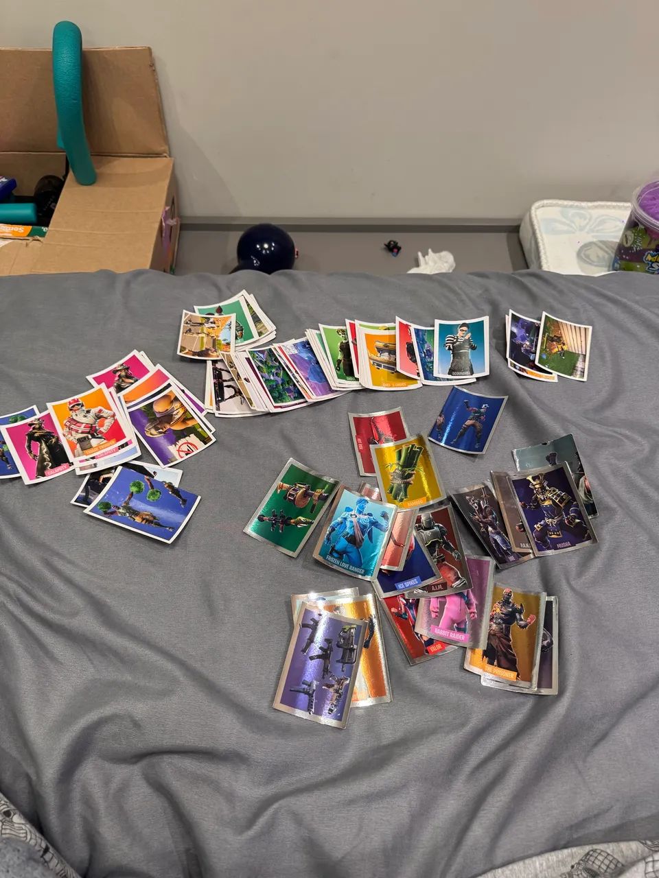 KIT 92 FIGURINHAS ÁLBUM FORTINITE 2019