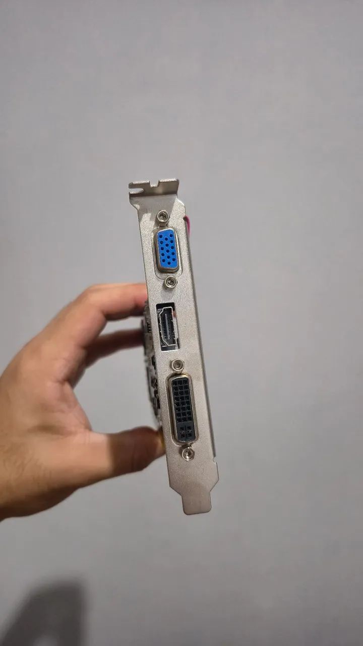 Placa de Vídeo AMD Radeon R5 220 2GB DDR3 - Foto 2