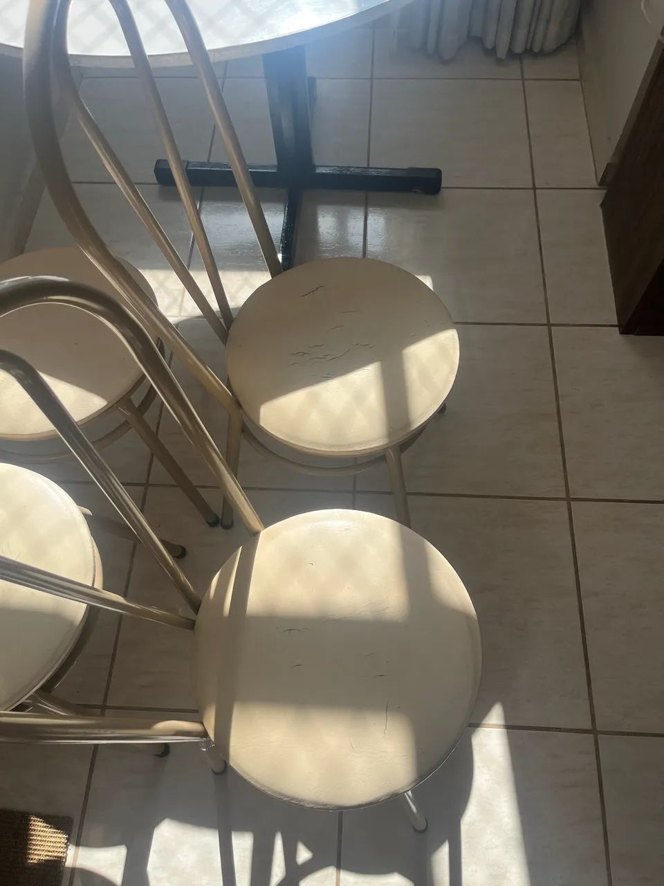 Mesa e 4 cadeiras - conjunto completo  - Foto 4
