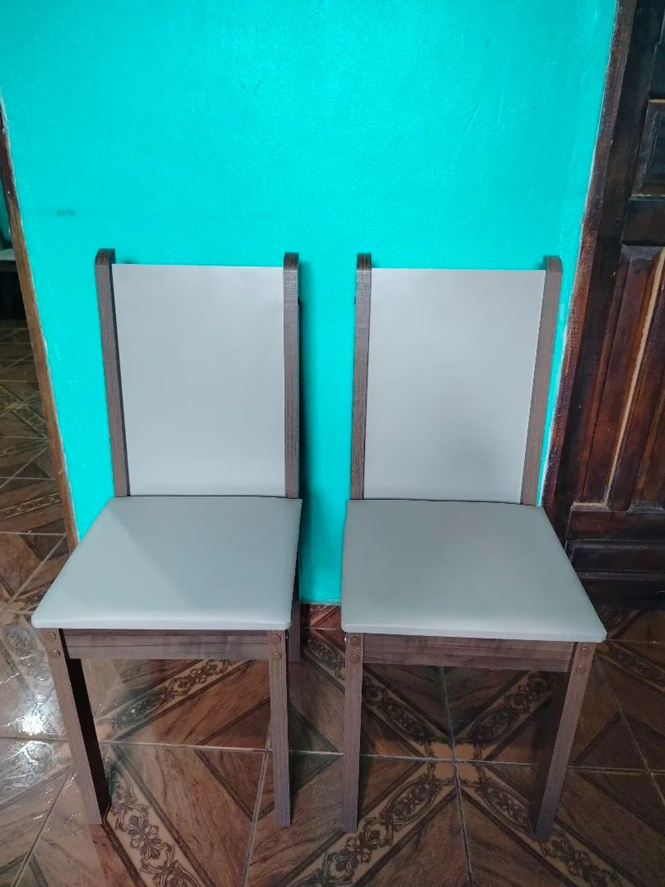 Mesa com tampo de madeira 90X90 com 4 cadeiras  - Foto 4