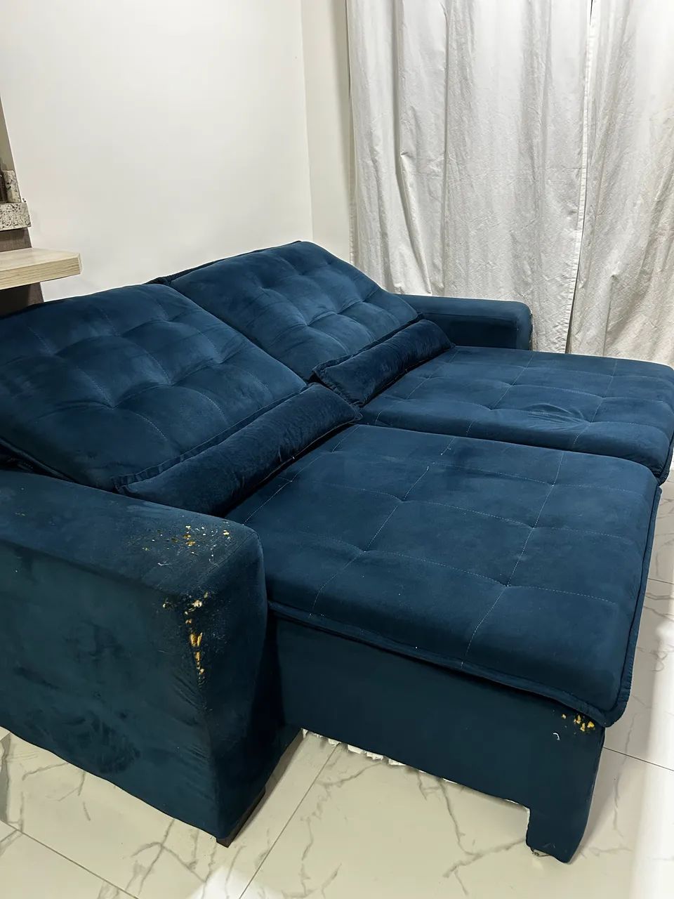 Sofá retrátil azul marinho em suede 