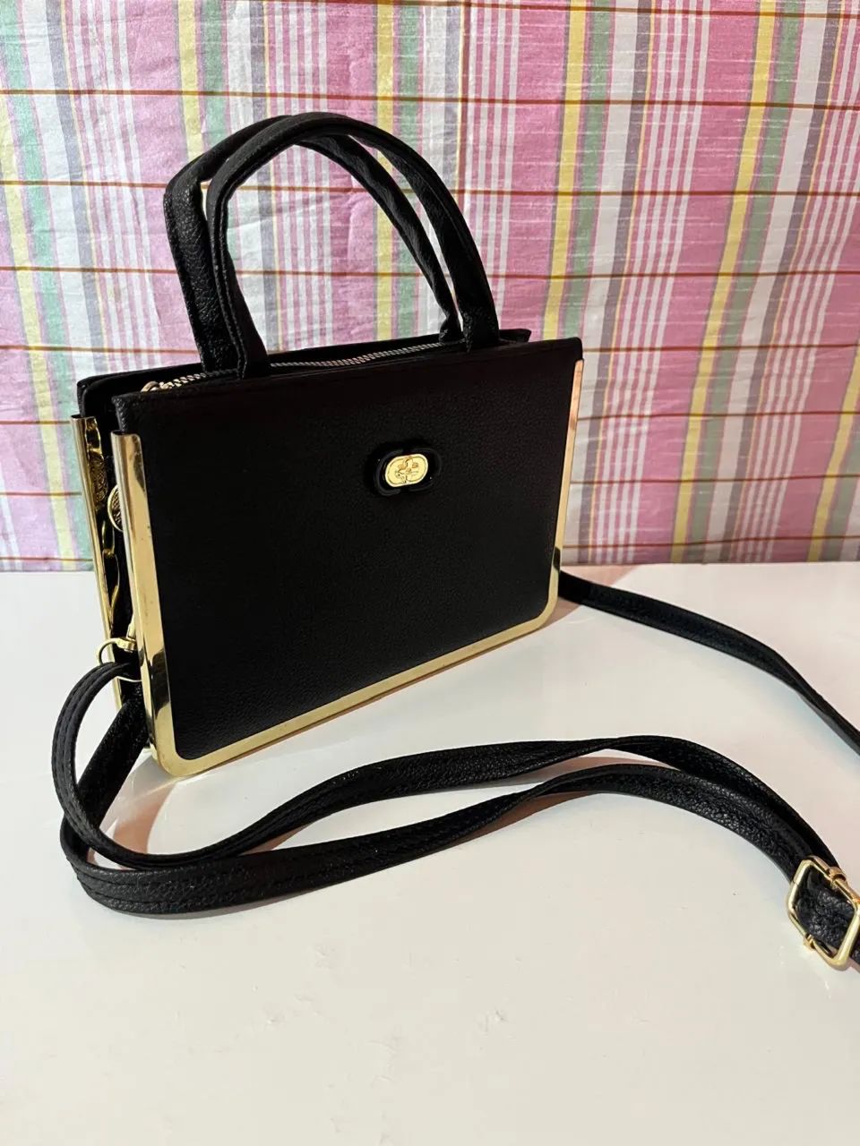 Bolsa Transversal Preta com Detalhes Dourados
