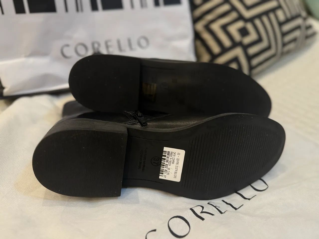 Bota Corello Preta em Couro - Estilo e Conforto - Foto 3