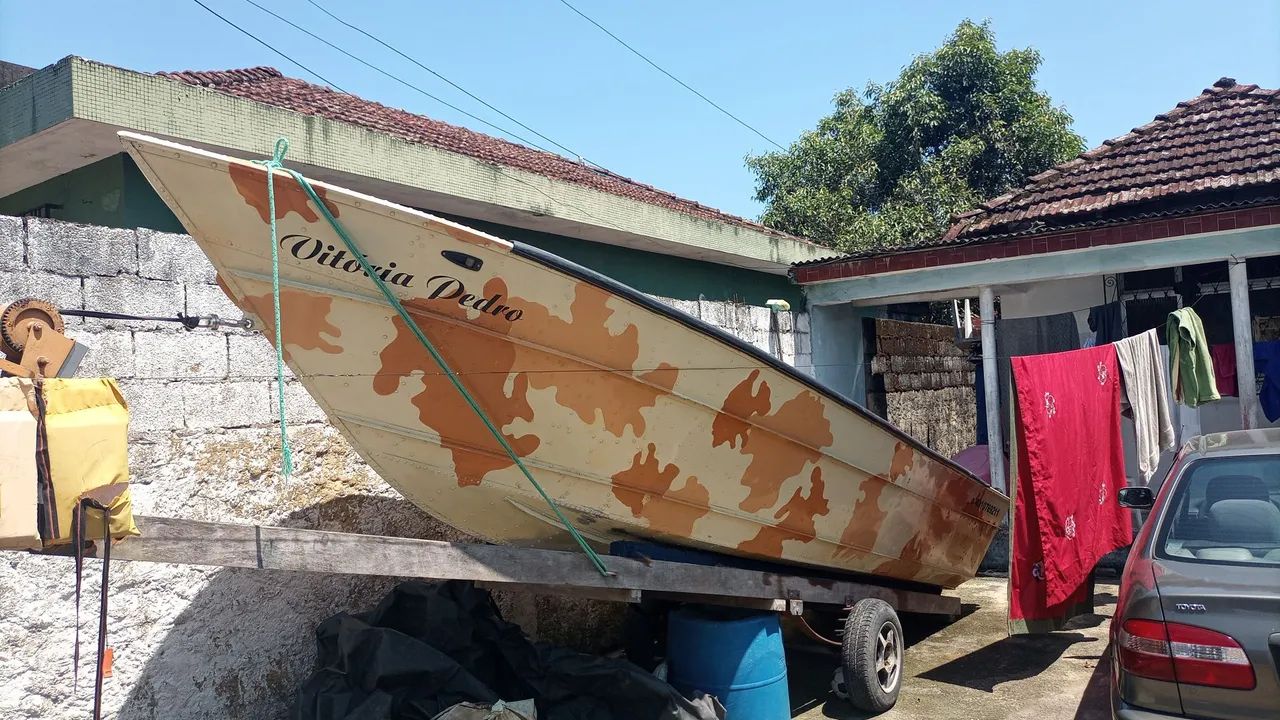 Barco de alumínio com motor e carreta
