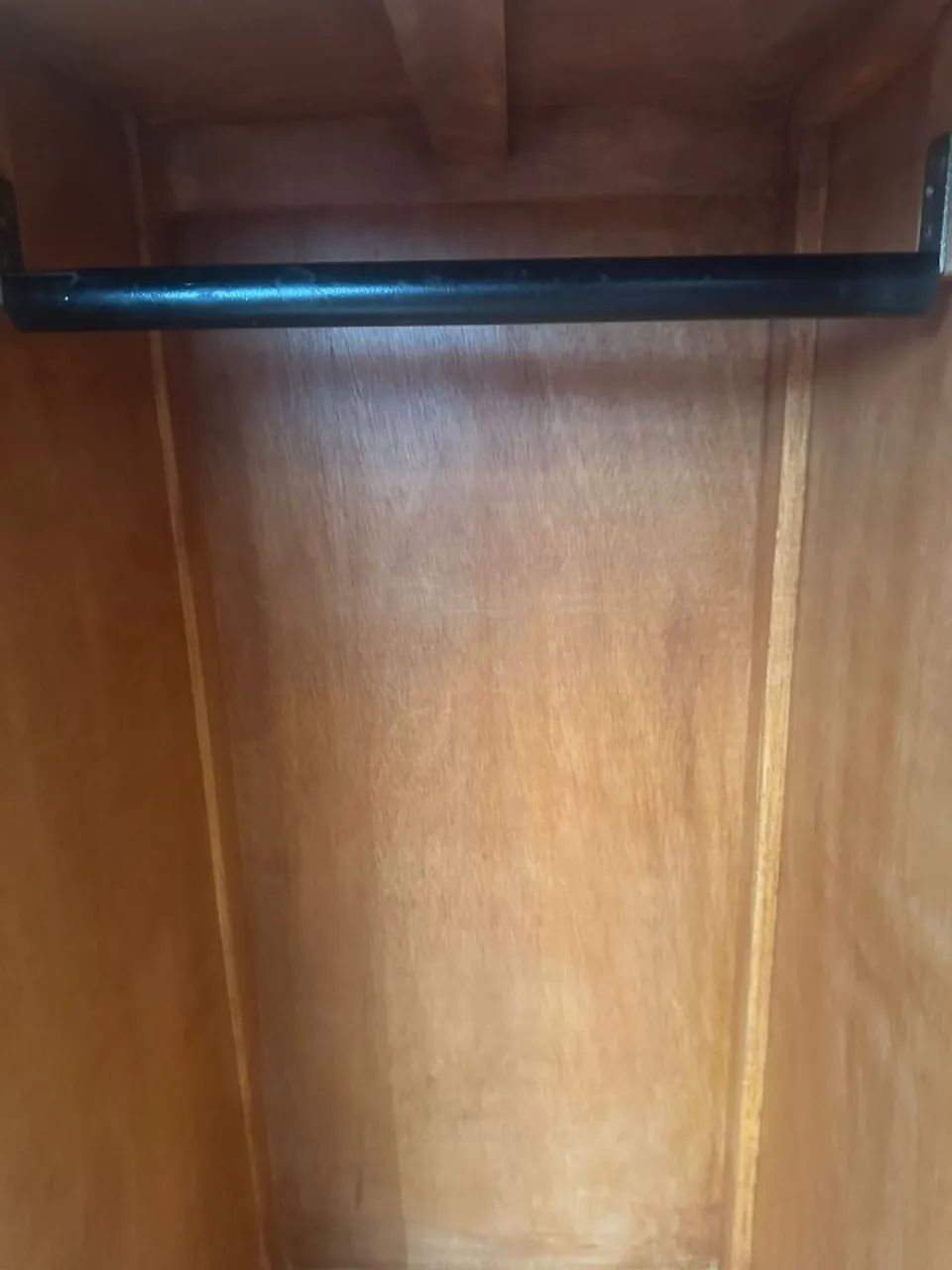 Cômoda laqueada em amarelo com gavetas e cabideiro.  - Foto 5