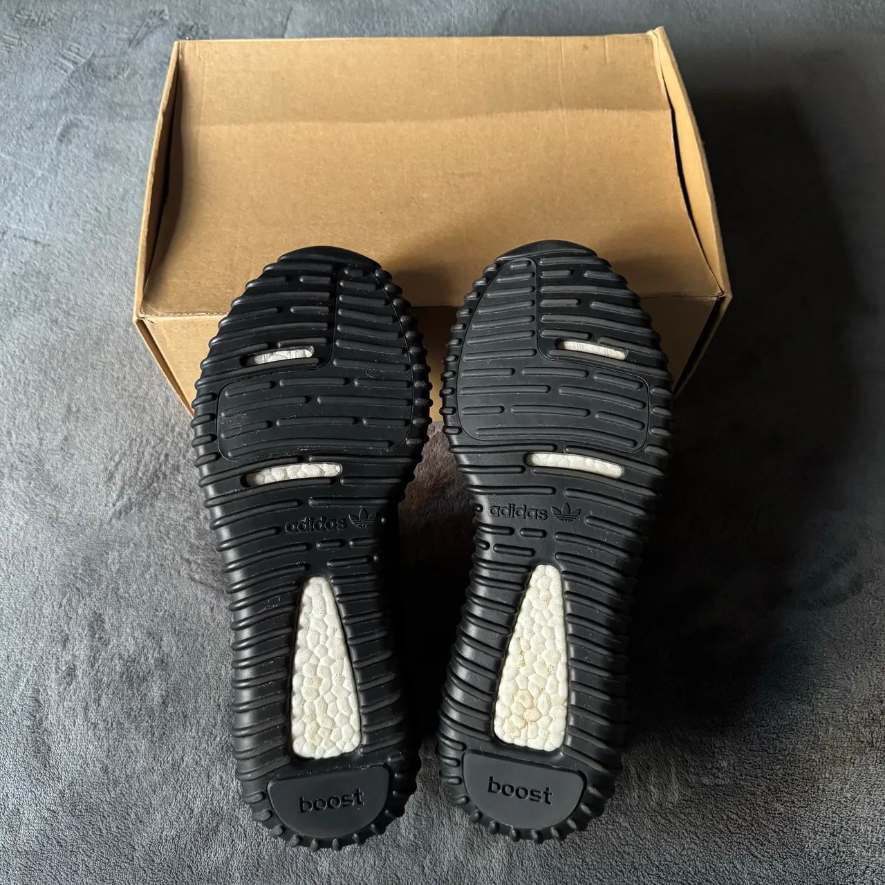 Yeezy Boost 350 v1 Pirate Black  - Foto 4