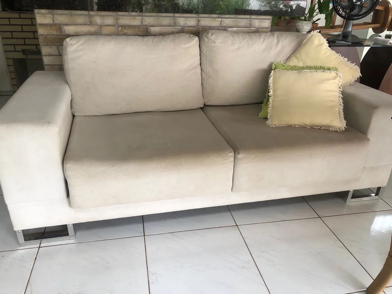 Sofá de 3 lugares com pés em inox - Foto 4