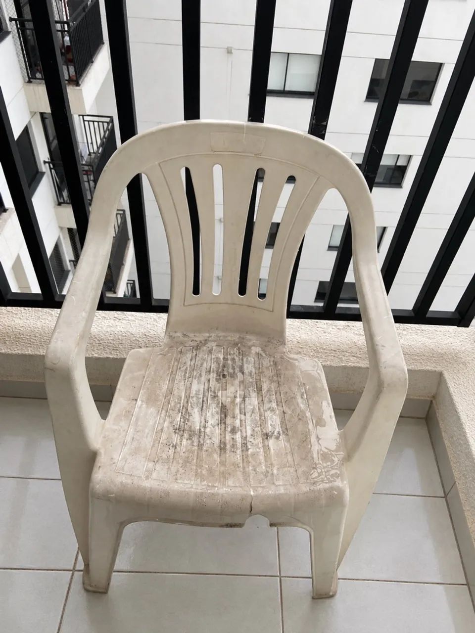 Cadeira de plástico com braços