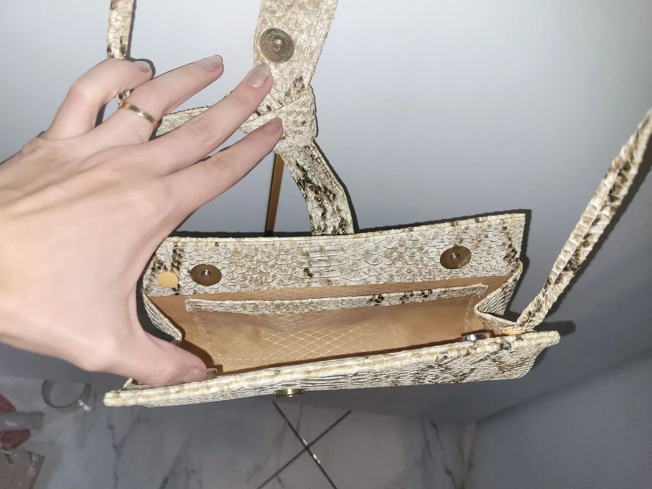 Bolsa transpassada couro cobra - Foto 4