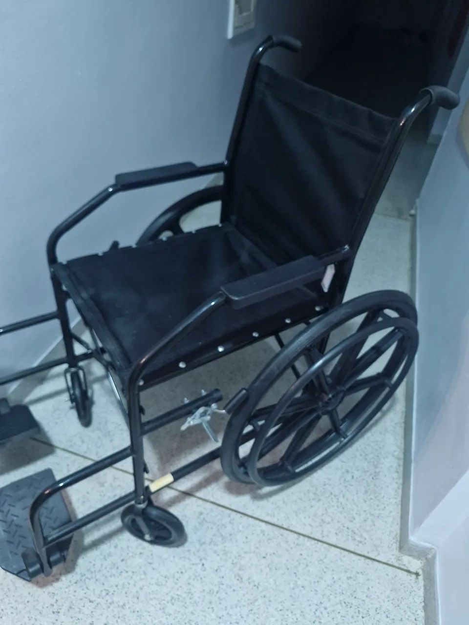 Cadeira de rodas dobrável com pneu maciço .Prolife  - Foto 4