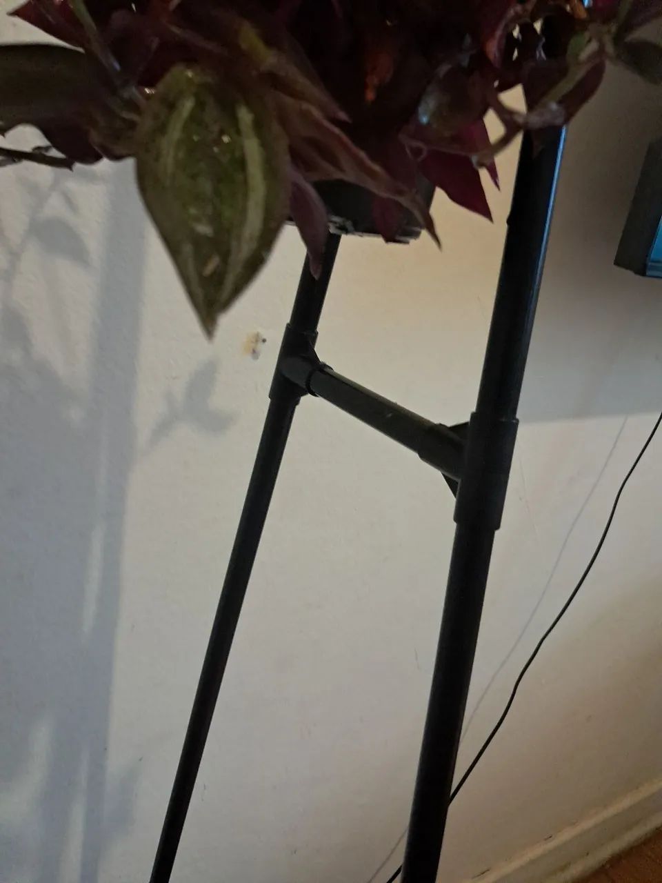 Cabideiro Metal Preto com rodízios e duas prateleiras  - Foto 5