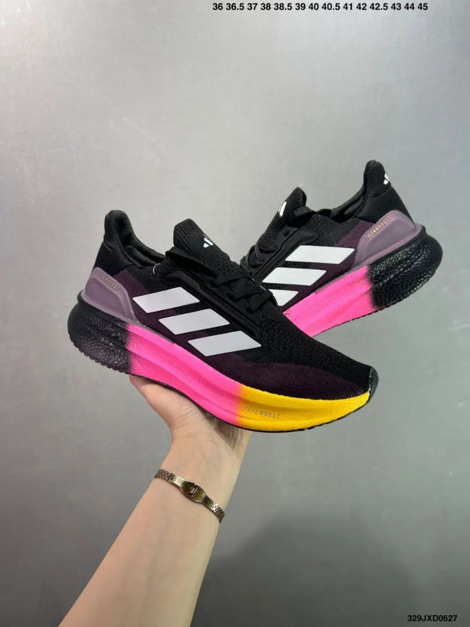 Tênis Adidas Ultraboost - Conforto Máximo e Estilo Moderno - Foto 2