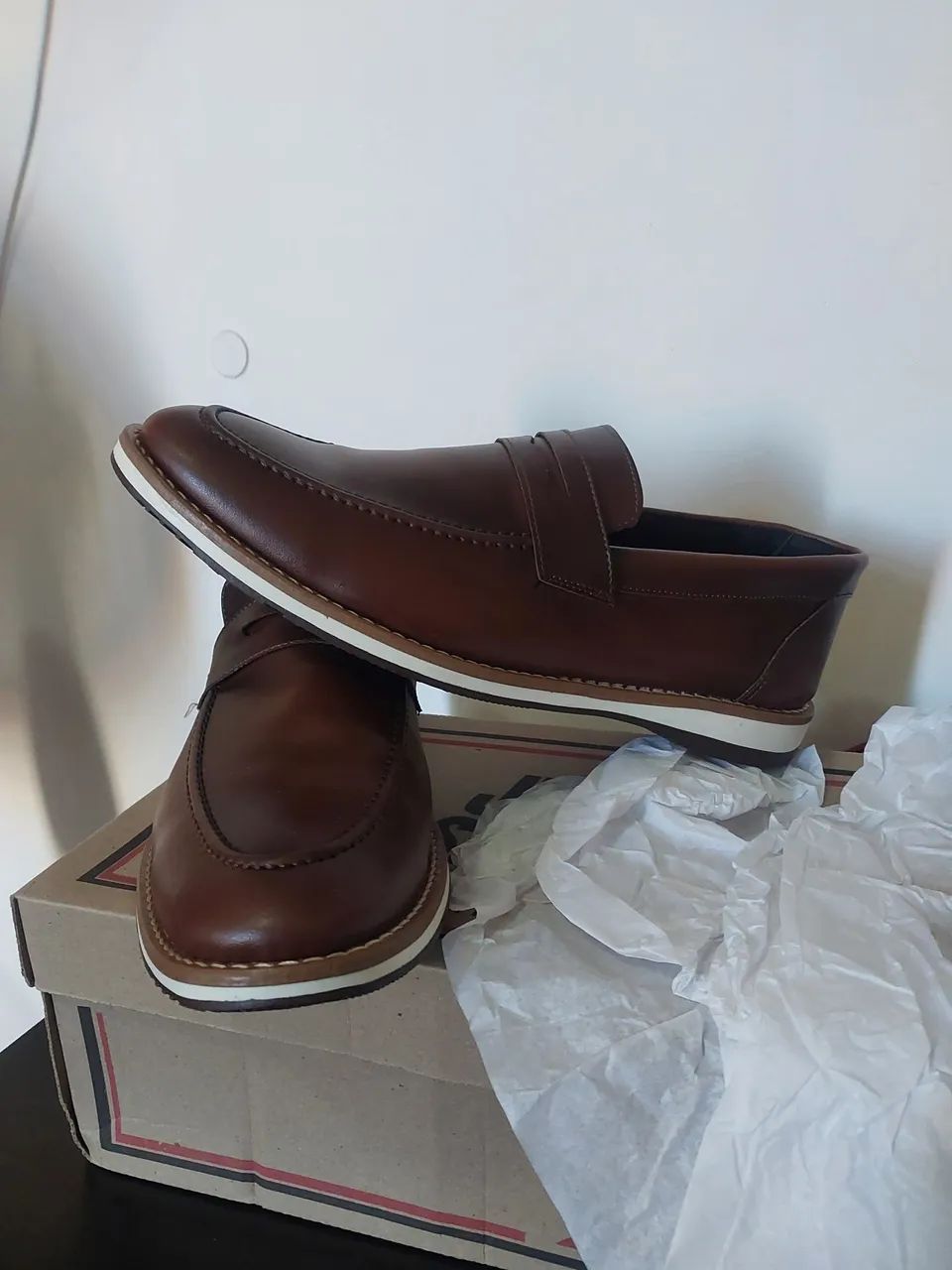 Sapato mocassim na caixa.