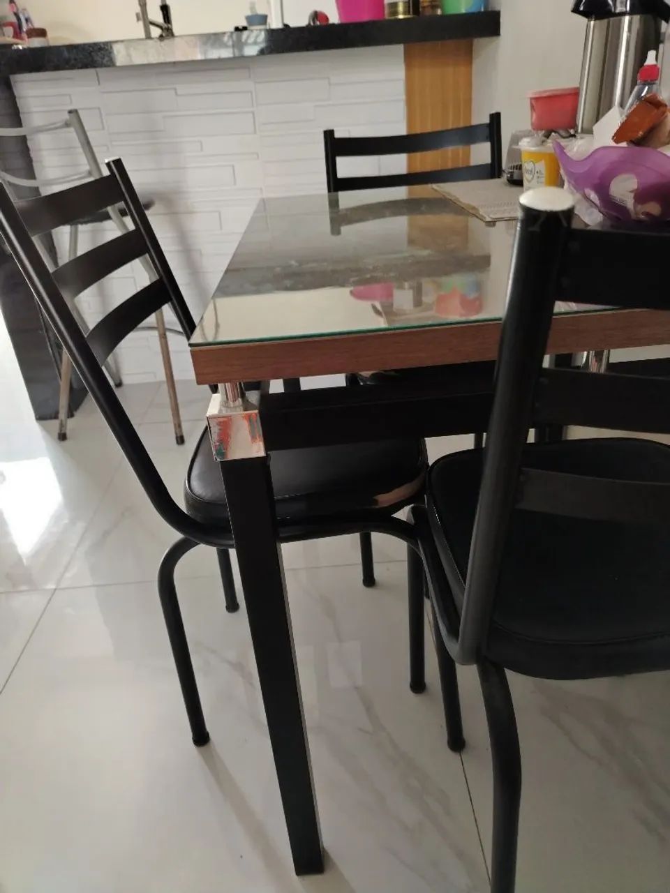 Mesa com 4 cadeiras com tampo MDF e vidro - Foto 2