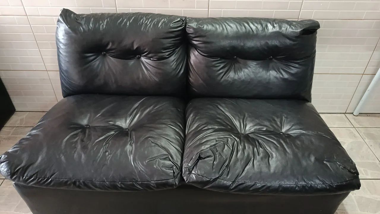 Sofá Preto Courino - 4 Lugares com Chaise - Usado