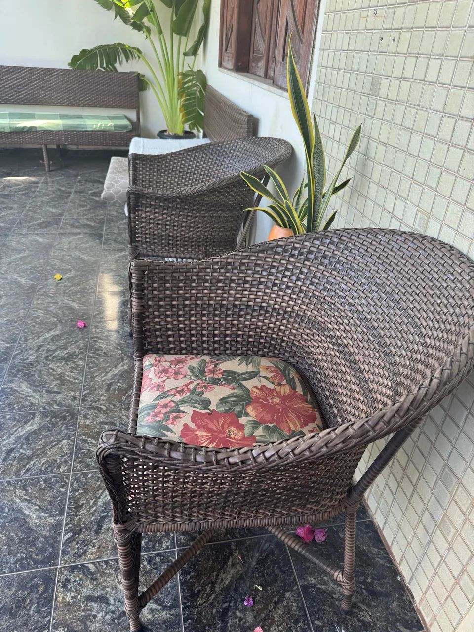 Vendo 2 poltronas/ cadeiras  em fibra c/ assento alcochoado - Foto 2