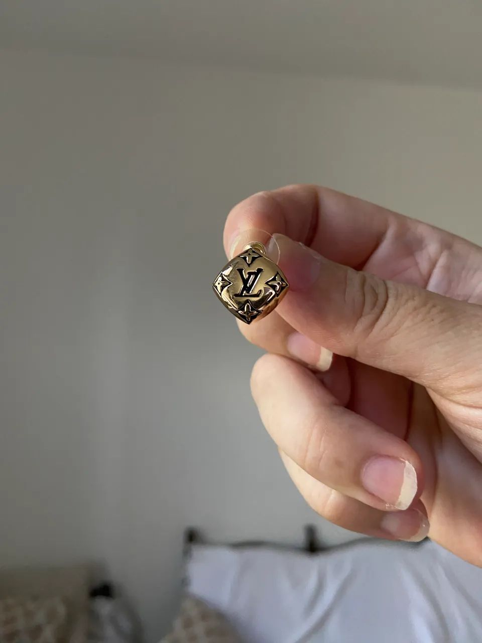 Brincos dourados com detalhes monogramas Louis Vuitton 