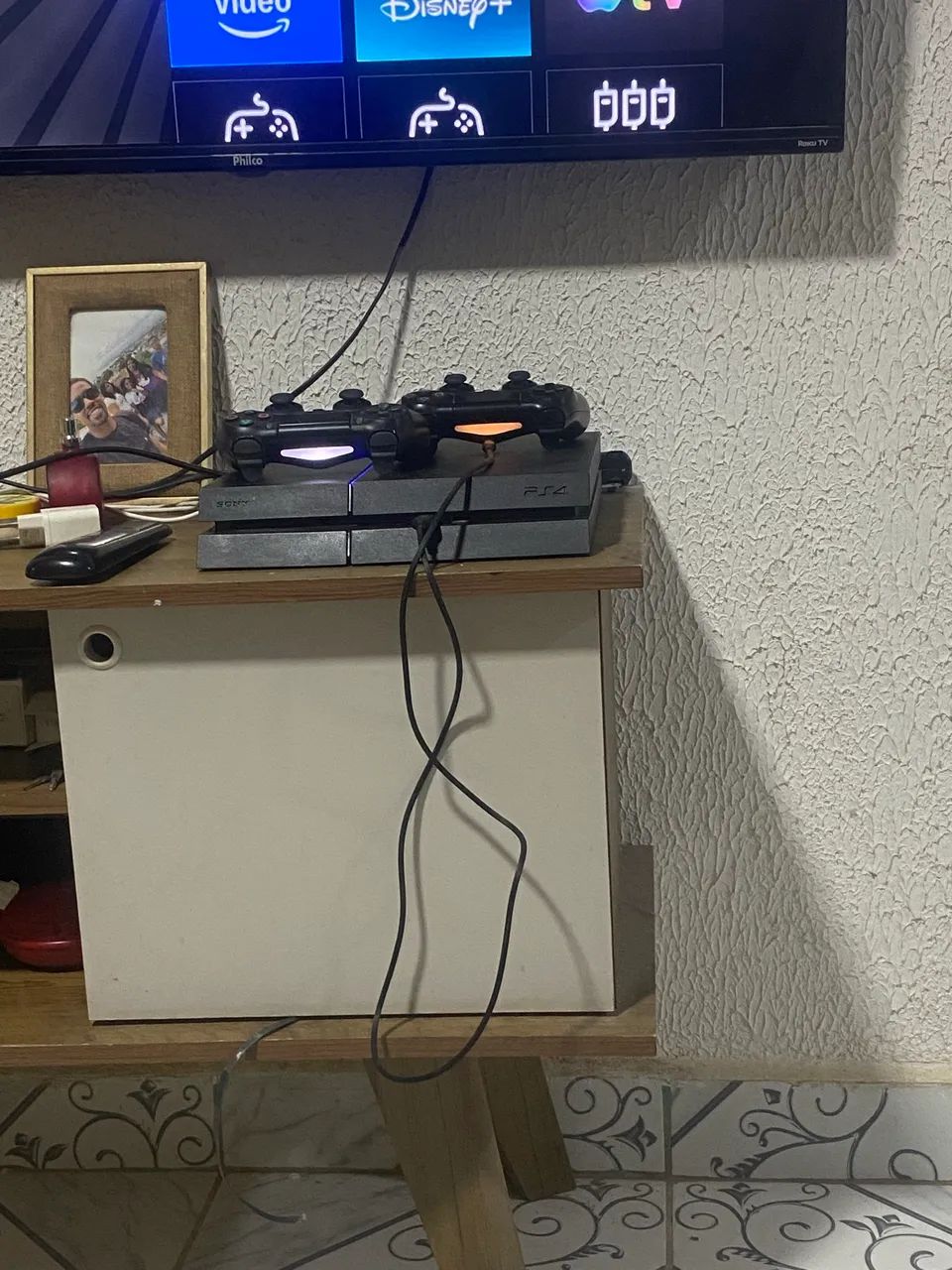 Vendo ps4 fat sem defeito e 2 controles um original e uns jogos - Foto 3
