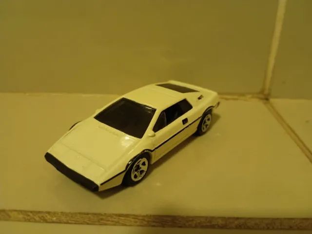 Miniatura lotus esprit James bond 007 hot wheels