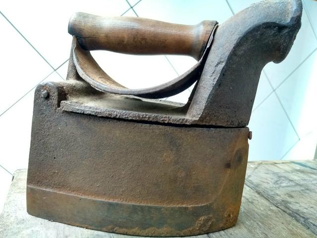 Ferro de passar roupas a carvão - Foto 3