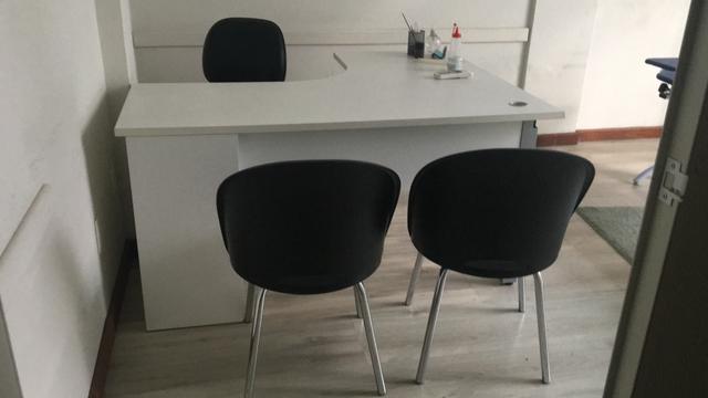 Mesa de escritório em L com 3 cadeiras
