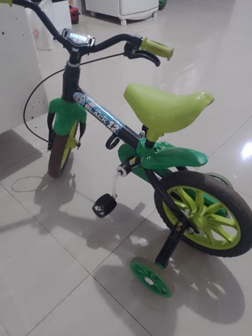 Bicicleta infantil aro 12 semi nova com rodinhas  - Foto 2