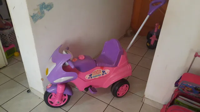Triciclo Moto Infantil Uno Menina com Capacete de Brinquedo