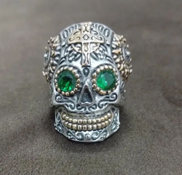 Anel caveira zircônia verde.