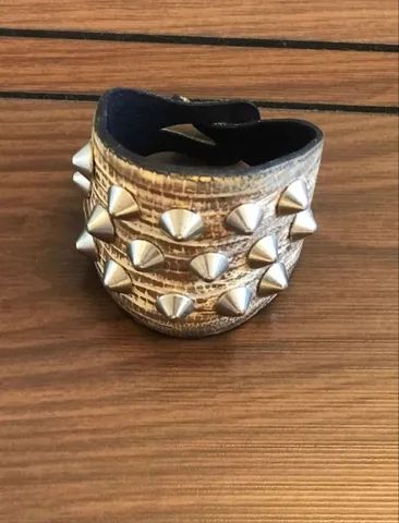 Bracelete em couro marca Schutz 