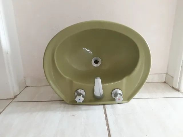 Lavatorio para banheiro com 2 torneiras com sistema de agua quente e fria.