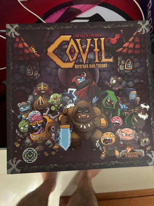 Jogo de Tabuleiro Covil: Mestres das Trevas + Expansão Maldade Caótica