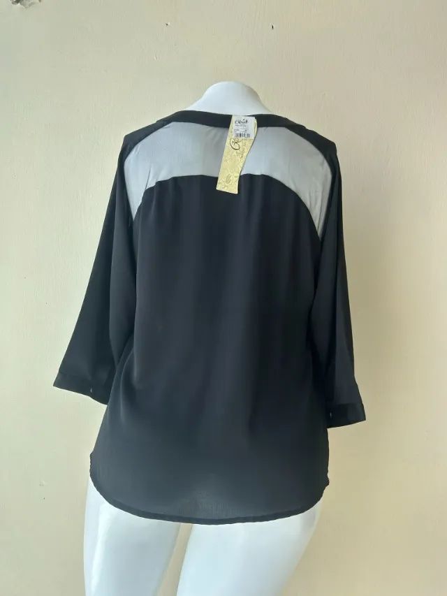 Blusa preta com aplicações, tamanho 46, da marca Rosas. - Foto 2