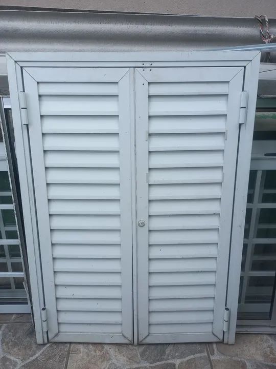 Portinhola em alumínio usada 