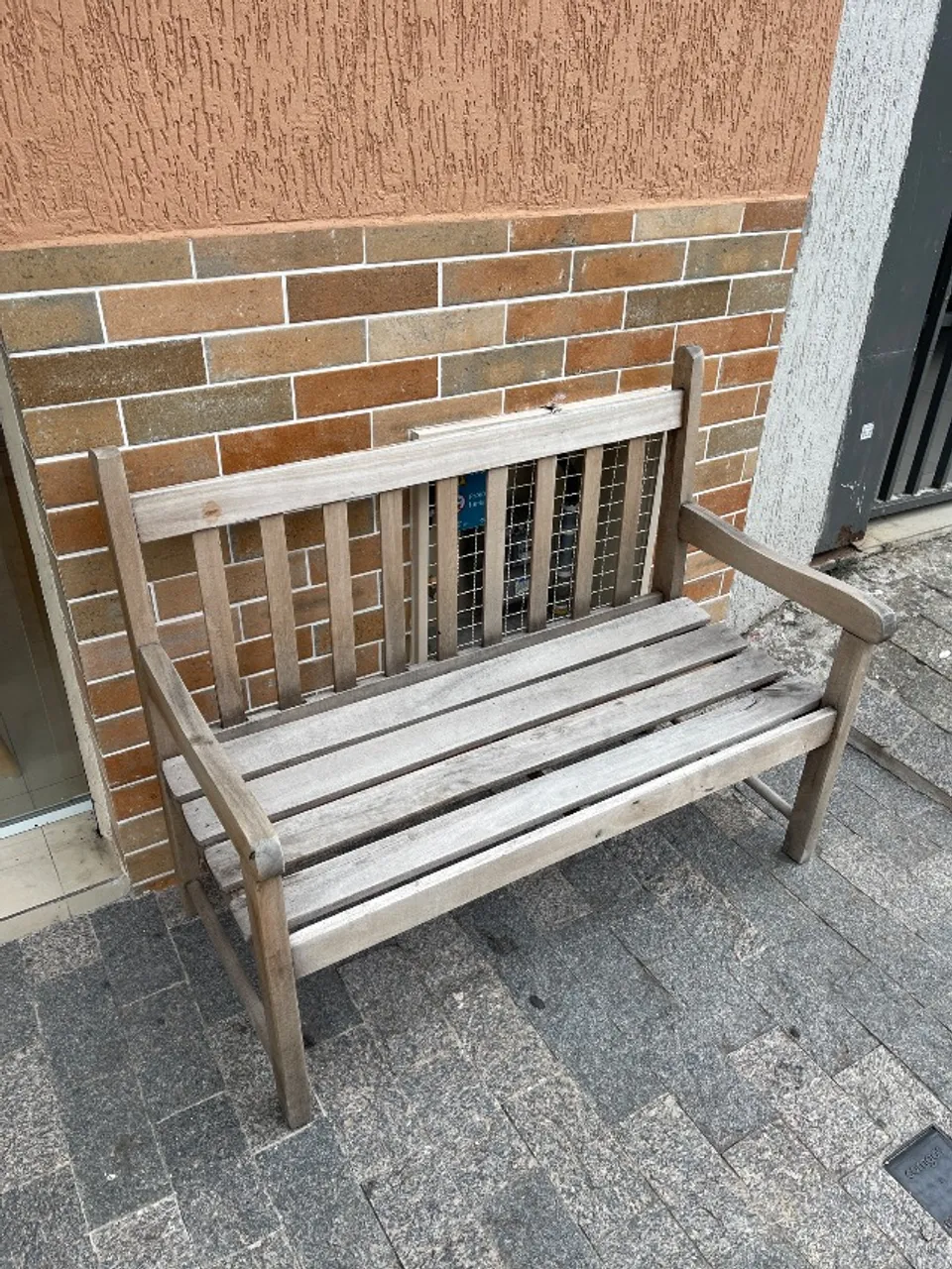 2 Bancos de madeira para exteriores