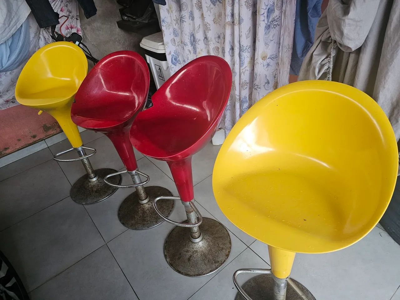 Bancos/banquetas vermelhas e amarelas para balcão de cozinha. As 4 por 450 - Foto 2