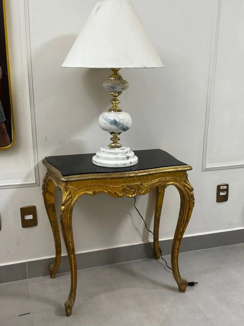 Mesa de Canto Clássica Dourada com Detalhes - Foto 2