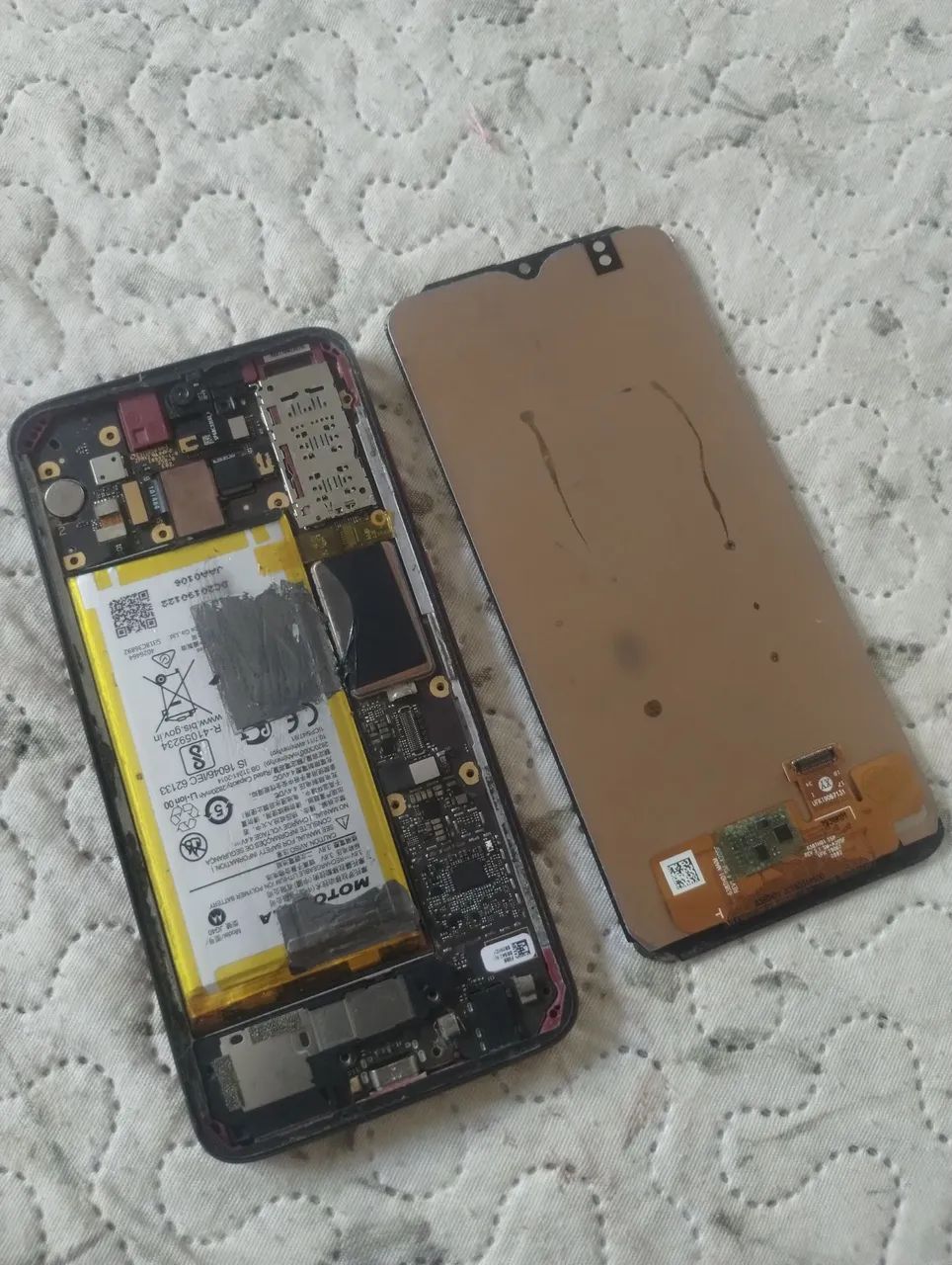 Carcaça de celular moto g 7 . Não funciona só estou vendendo pra tirar peças 
