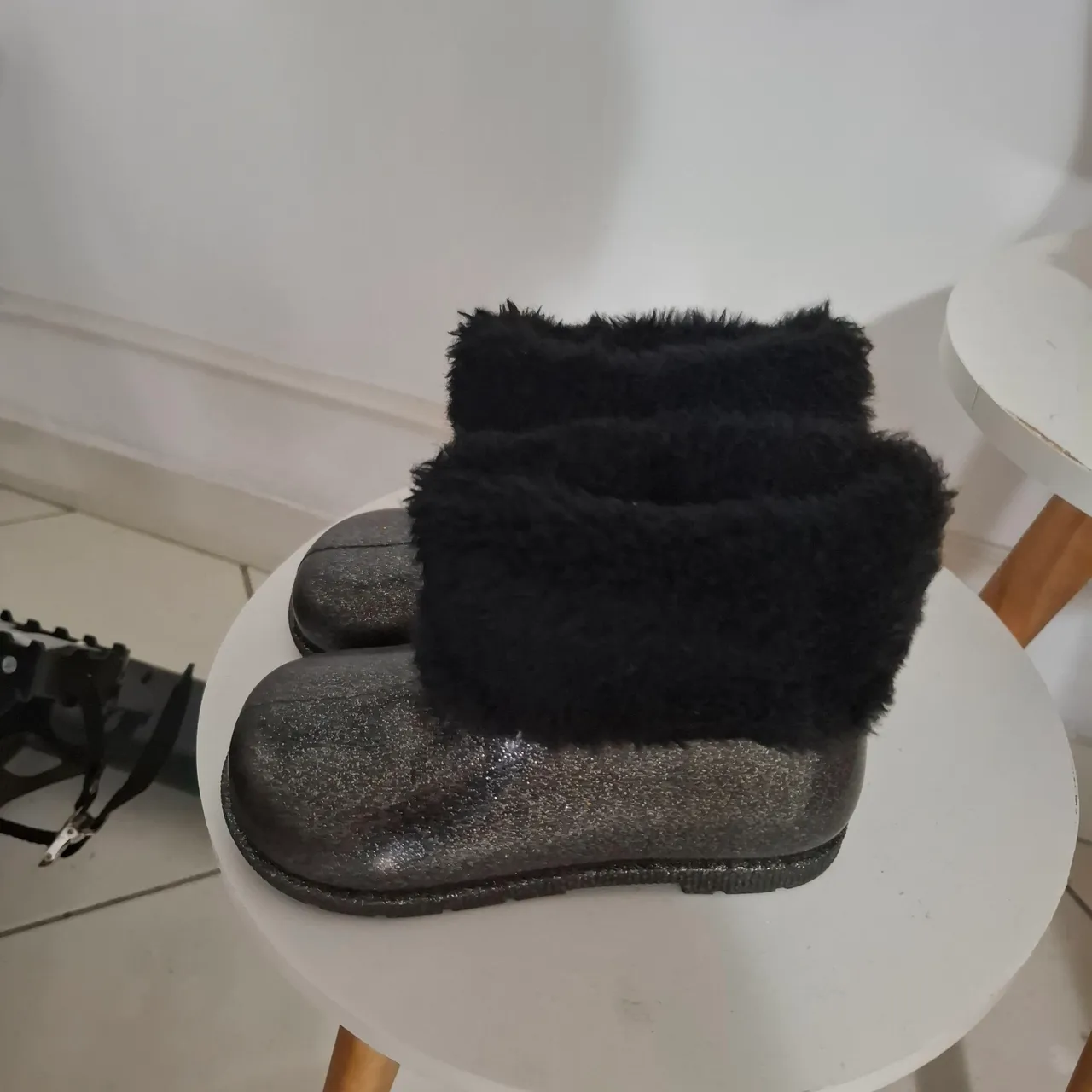 Botas infantis com detalhes de glitter e pelúcia