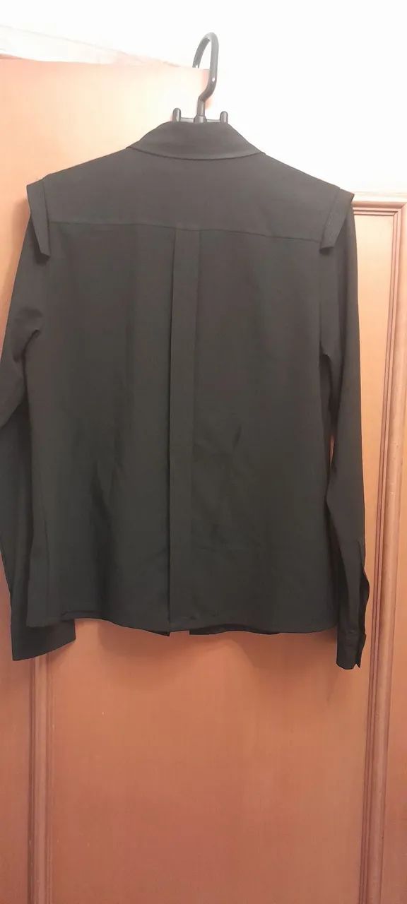Blusa preta com detalhe no ombro - Foto 2
