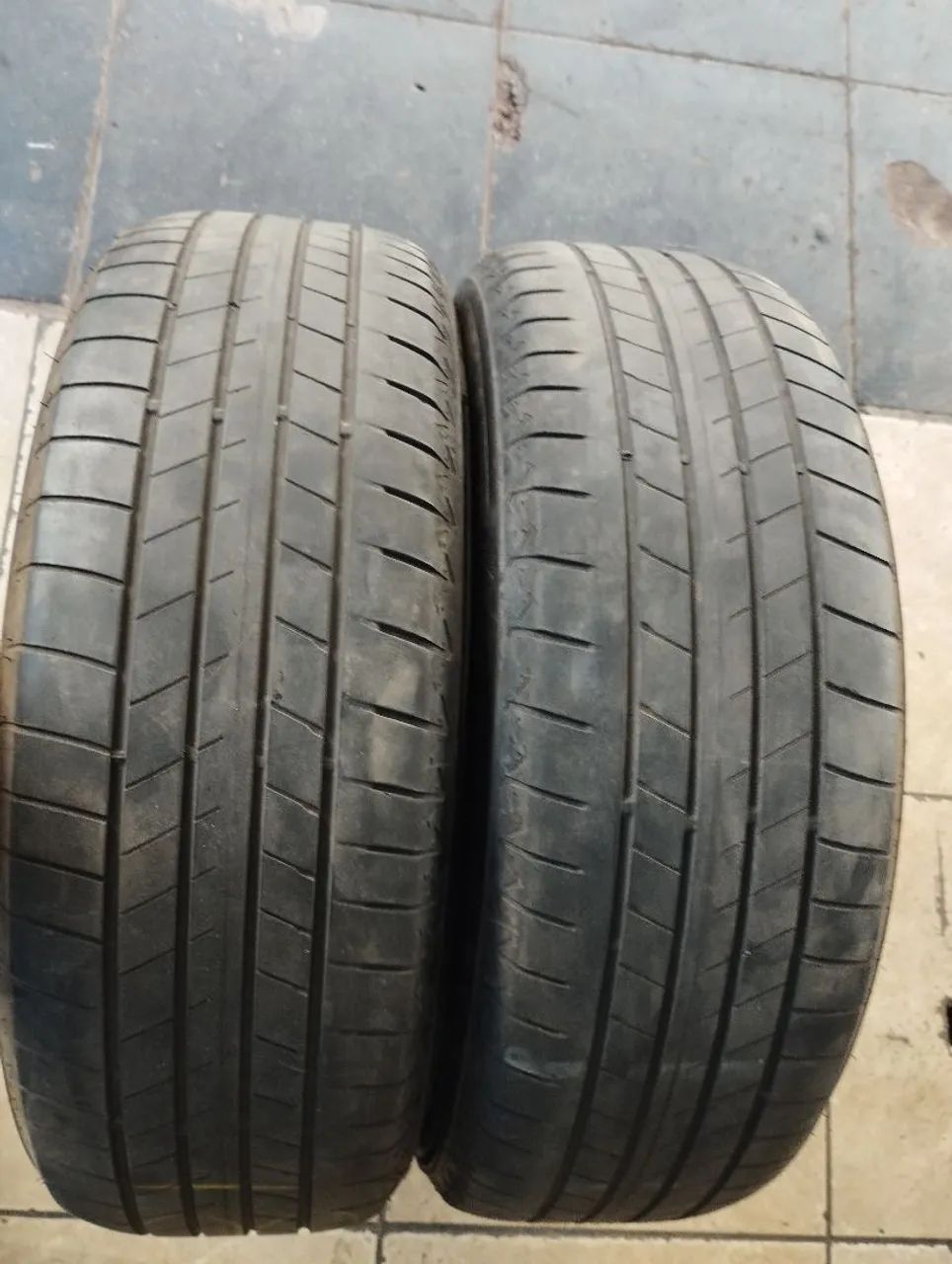 Par de pneus marca bridistone alenza aro 215/60/17