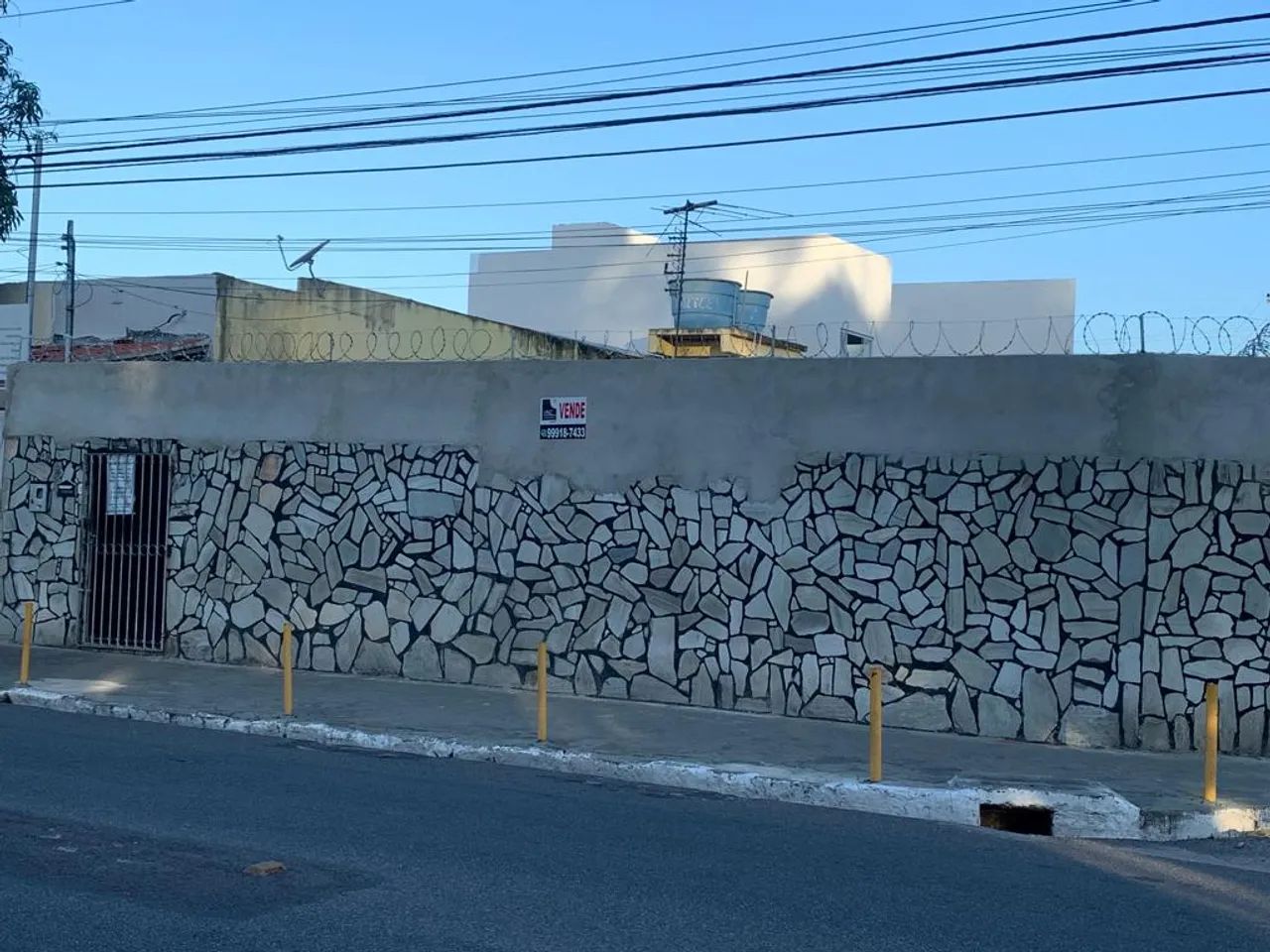Casa Solta de Esquina e Murada no Bairro Siqueira Campos 188 Metros