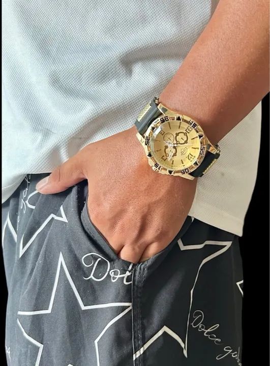 Relógio dourado com pulseira preta - Foto 2