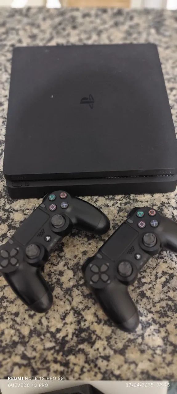 Playstation 4 com God of War + 2 controles originais  - Foto 5