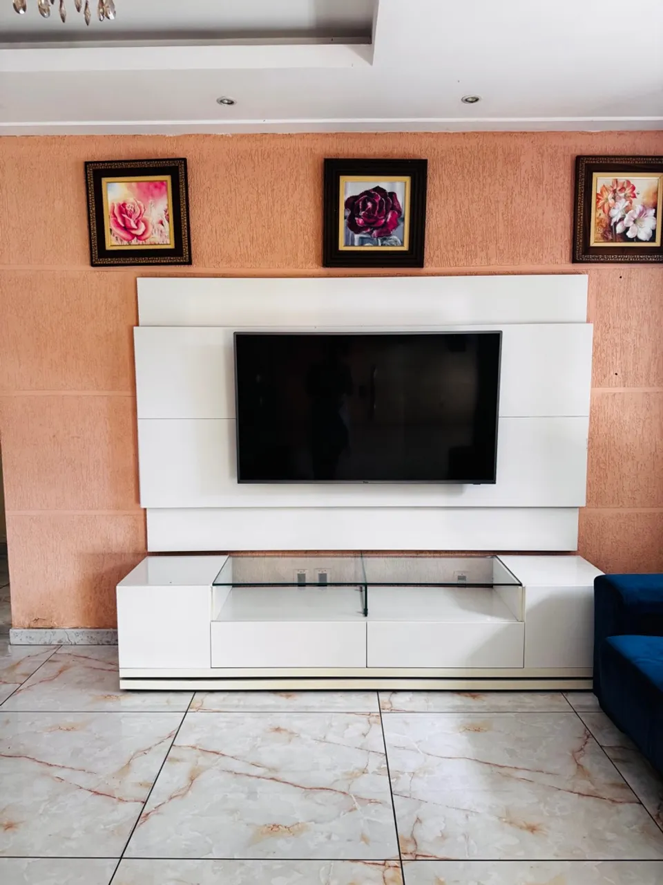 Rack moderno branco com painel e detalhes em vidro