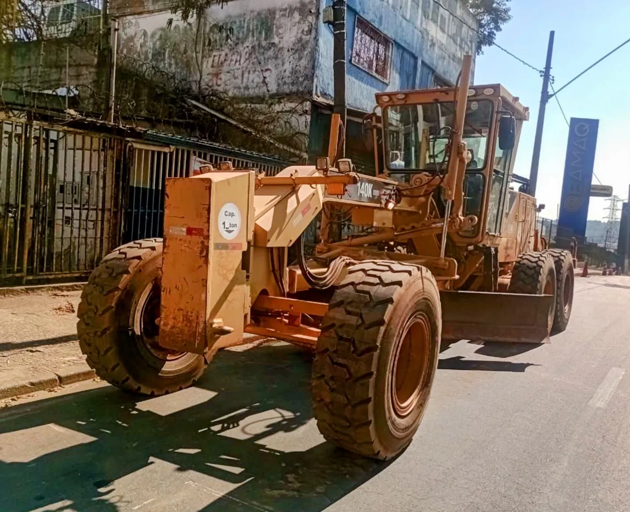 Motoniveladora Caterpillar 140K ano 2013 com 9600 horas e ar condicionado, em MG
