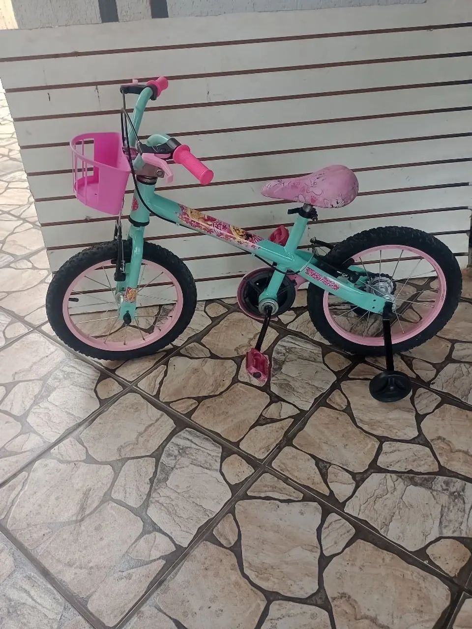 Bicicleta infantil aro 16 com personagem da Barbie  - Foto 2