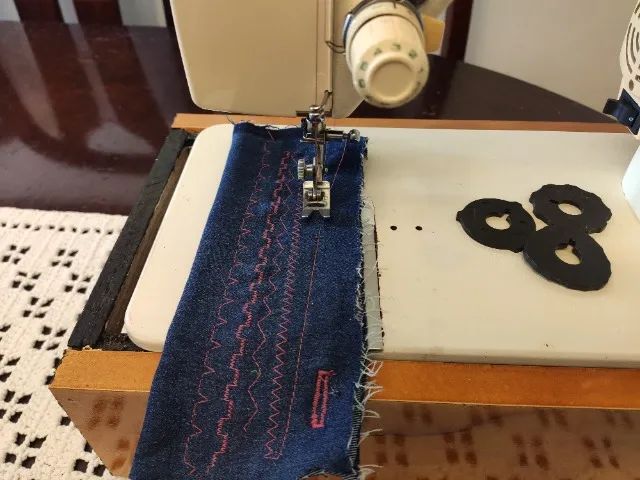 Maquina de Costura Singer Facilita Master, em ótimo estado, bem regulada, é pegar e usar  - Foto 2