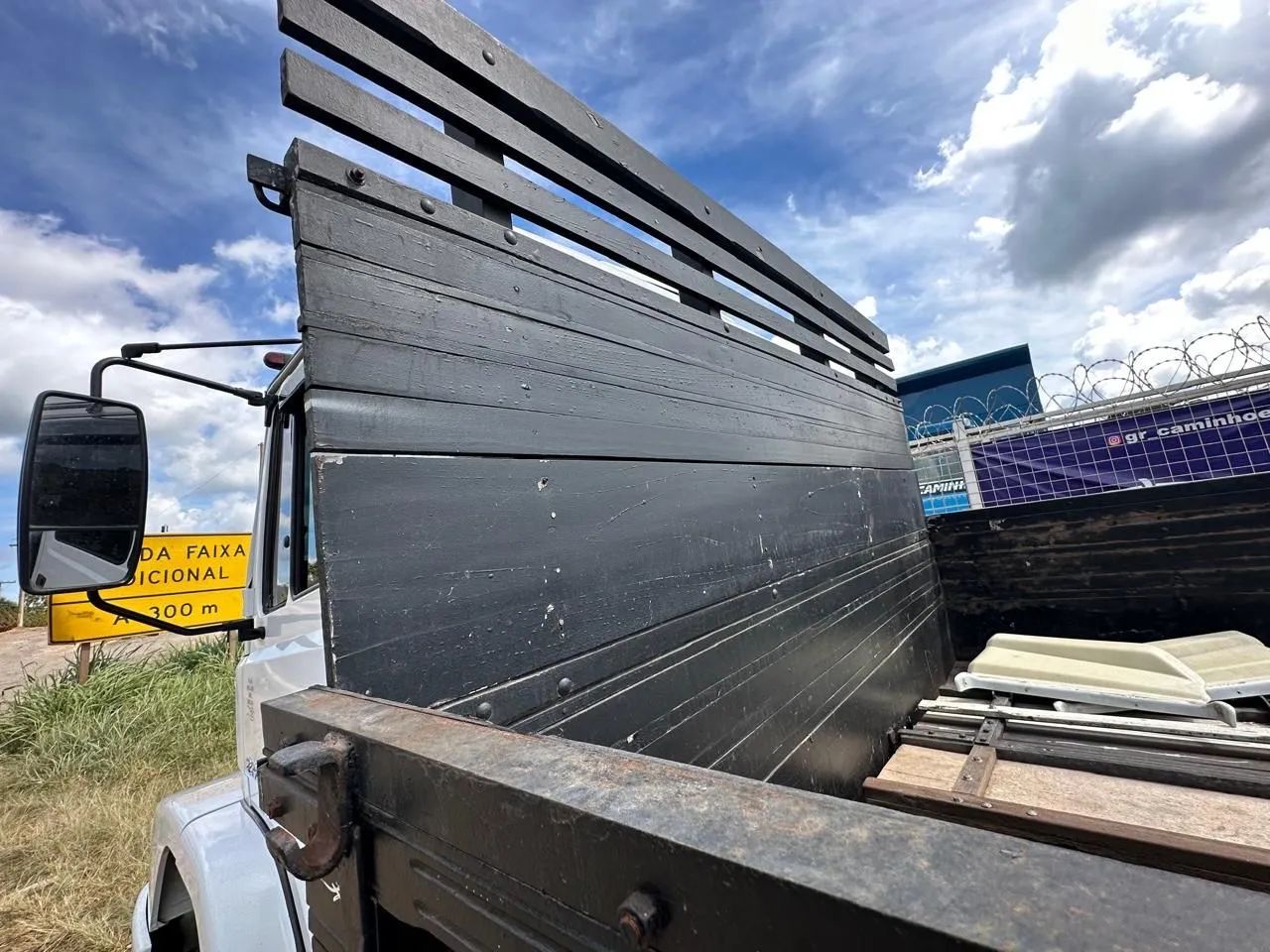 VENDE-SE CARROCERIA PRA CAMINHÃO TRUCK GRANELEIRA - Foto 6