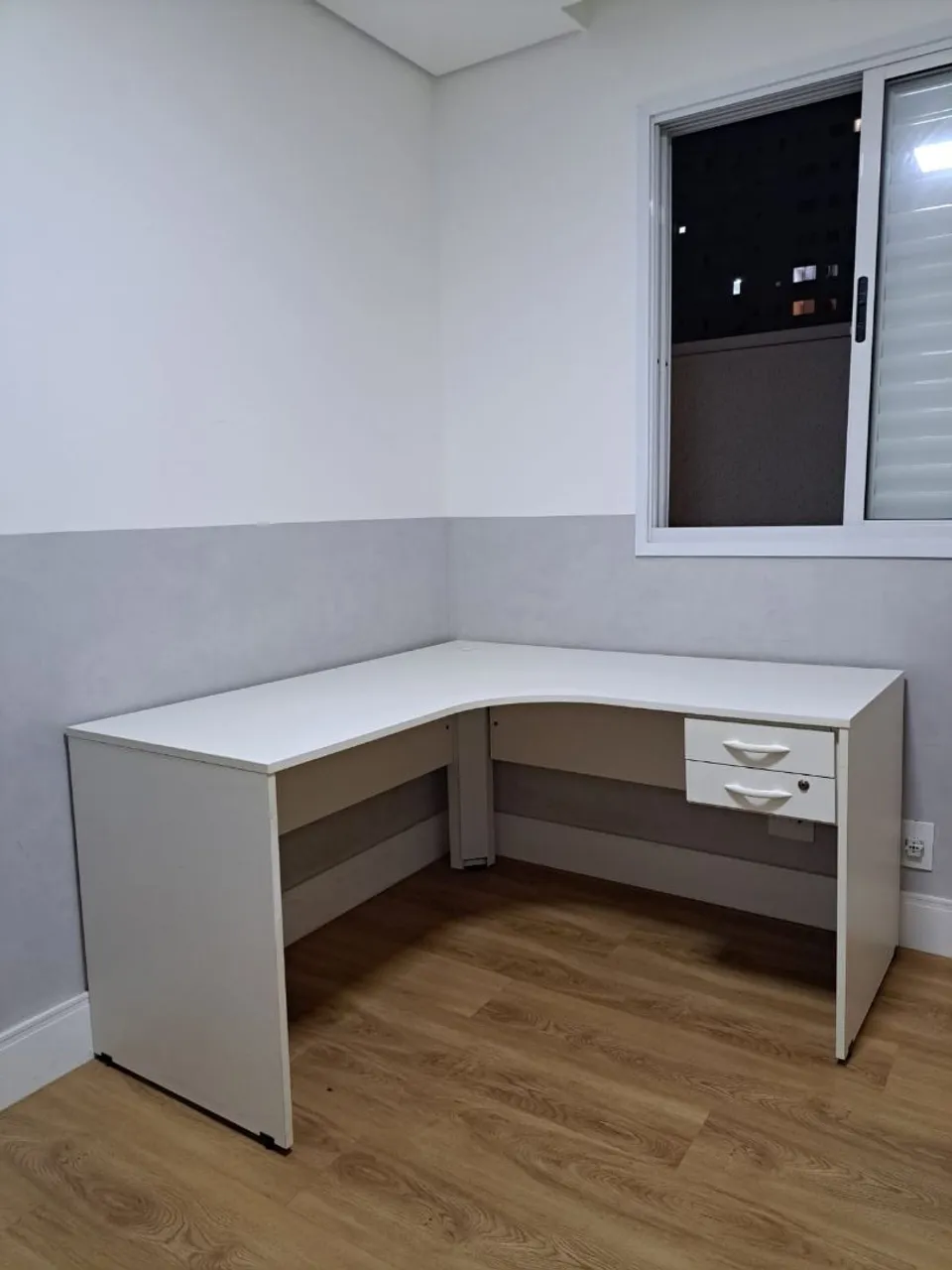 Mesa escritório em ótimo estado, entrego, se está publicado e porque está disponível!