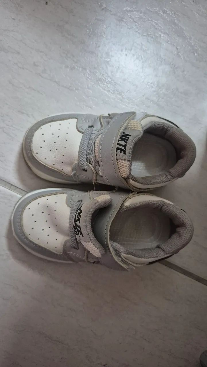 Tênis infantil cinza e branco